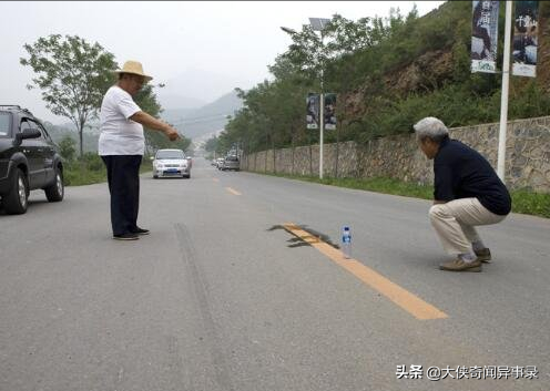 揭秘北京怪坡谜团，车辆无人驾驶自行爬坡