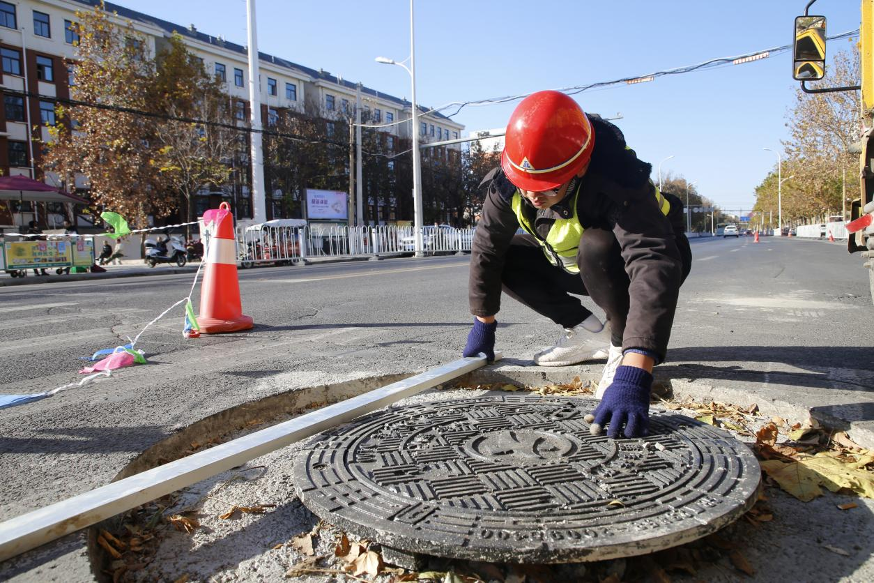 河南焦作:"井盖革命"加速度"脚下安全"有保障