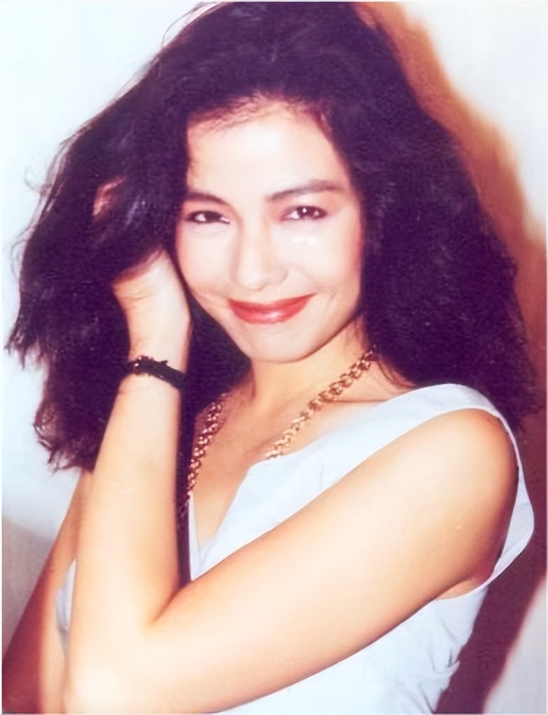 "香港第一美女"钟楚红近况曝光:丈夫去世16年,63岁无儿无女,曾经的一