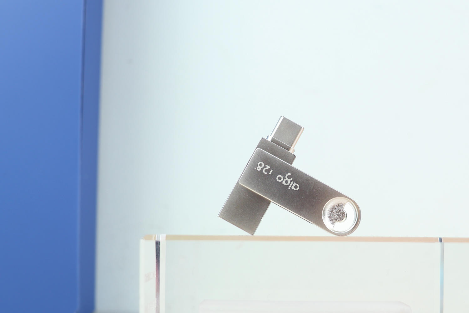 手机空间不够用怎么办？建议试试USB3.2双口手机U盘，直插式扩容