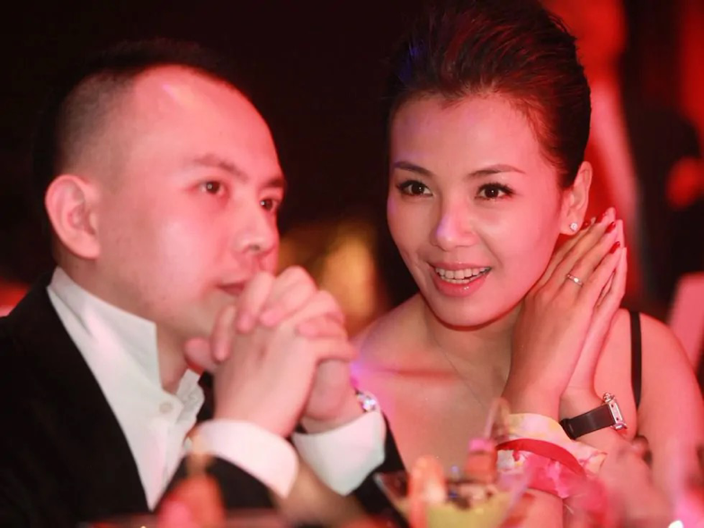 刘涛亲自接女儿放学，13岁身高直逼妈妈，两人在寒风中一路小跑