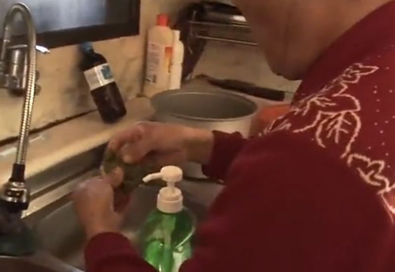 大妈为了能够吃肉，每天都要喝洗洁精解腻，已连续喝了几十年