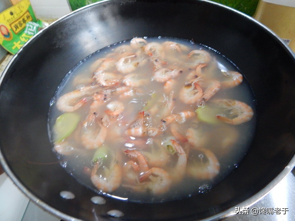 水煮大虾时：有人放姜有人放醋，大厨：全都不对，教你正确做法