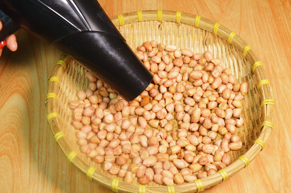 “炸花生米”不要先放油，教你一个正宗做法，花生香脆皮不焦