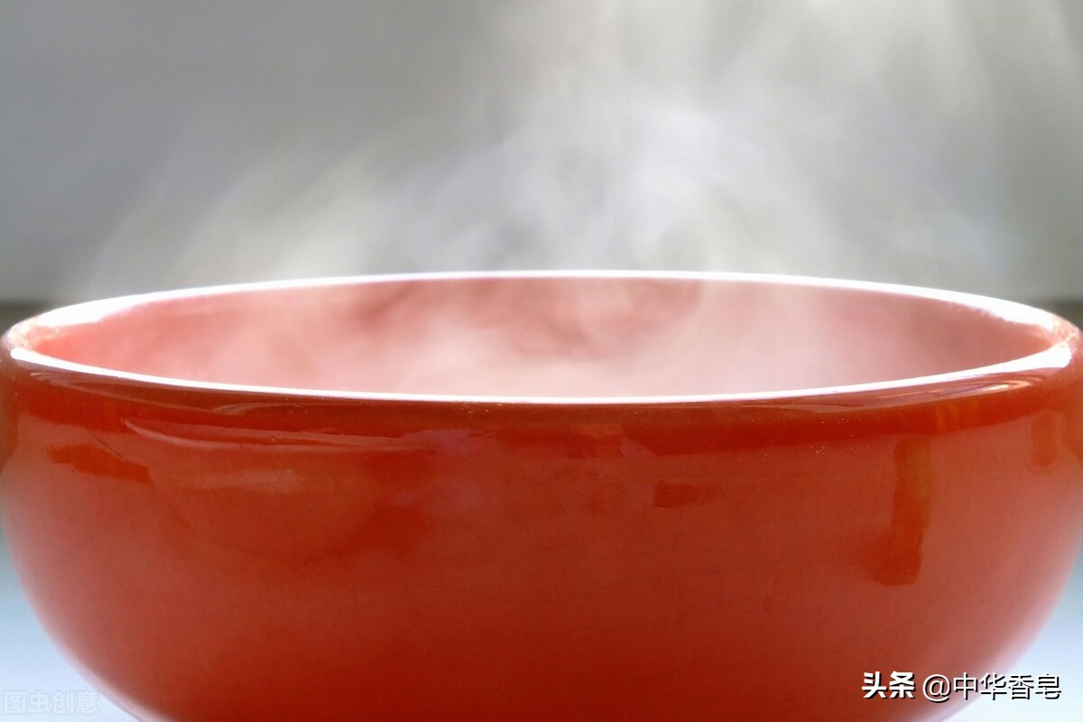 屋内炉火熊熊燃烧着,吃着烤红薯,落雪染影皂让人感到暖意融融