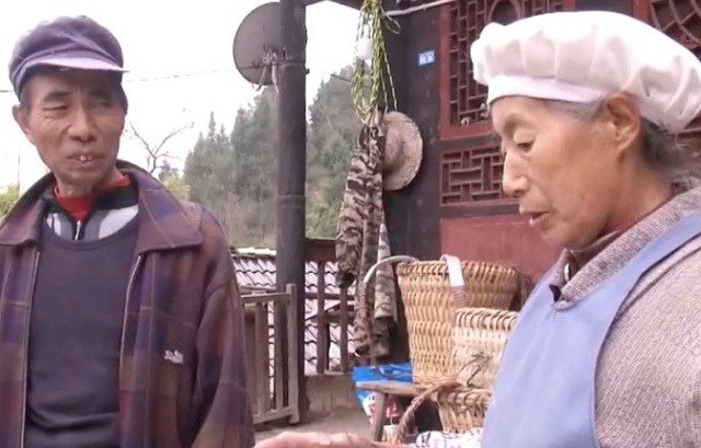 大雨冲垮堡坎，遵义一个农民挖出30块埋藏很久的Y片，警方：奖励
