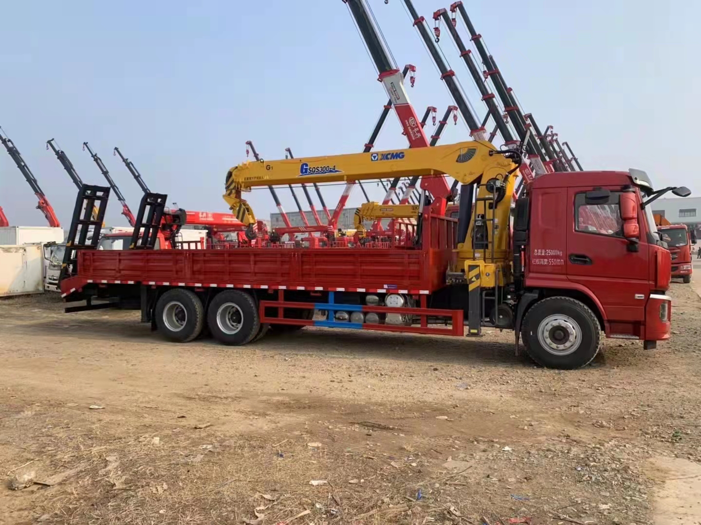 陜汽軒德翼6隨車(chē)吊貨箱帶爬梯可以拉挖機(jī)