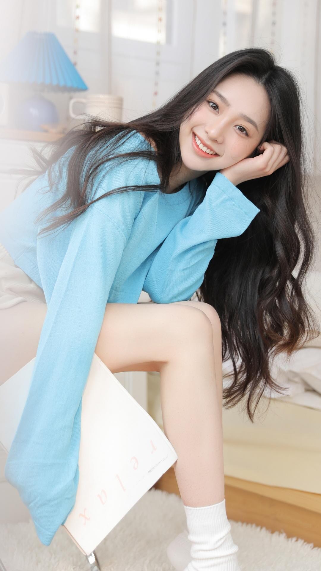花一般的年纪,长相十分符合"邻家女孩"的标准,甜美怡人,犹如一阵拂面