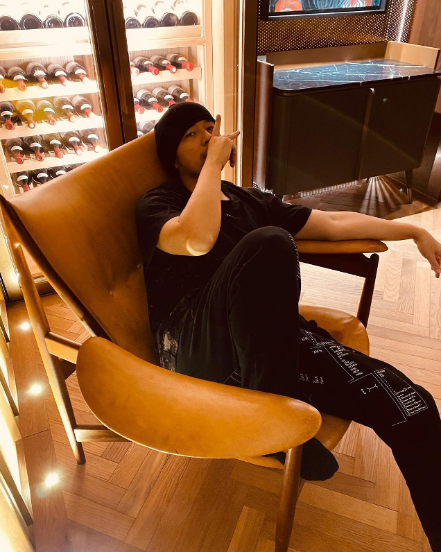 43岁周杰伦晒价值360多万木椅！单脚踩椅上，背后红酒柜满当当
