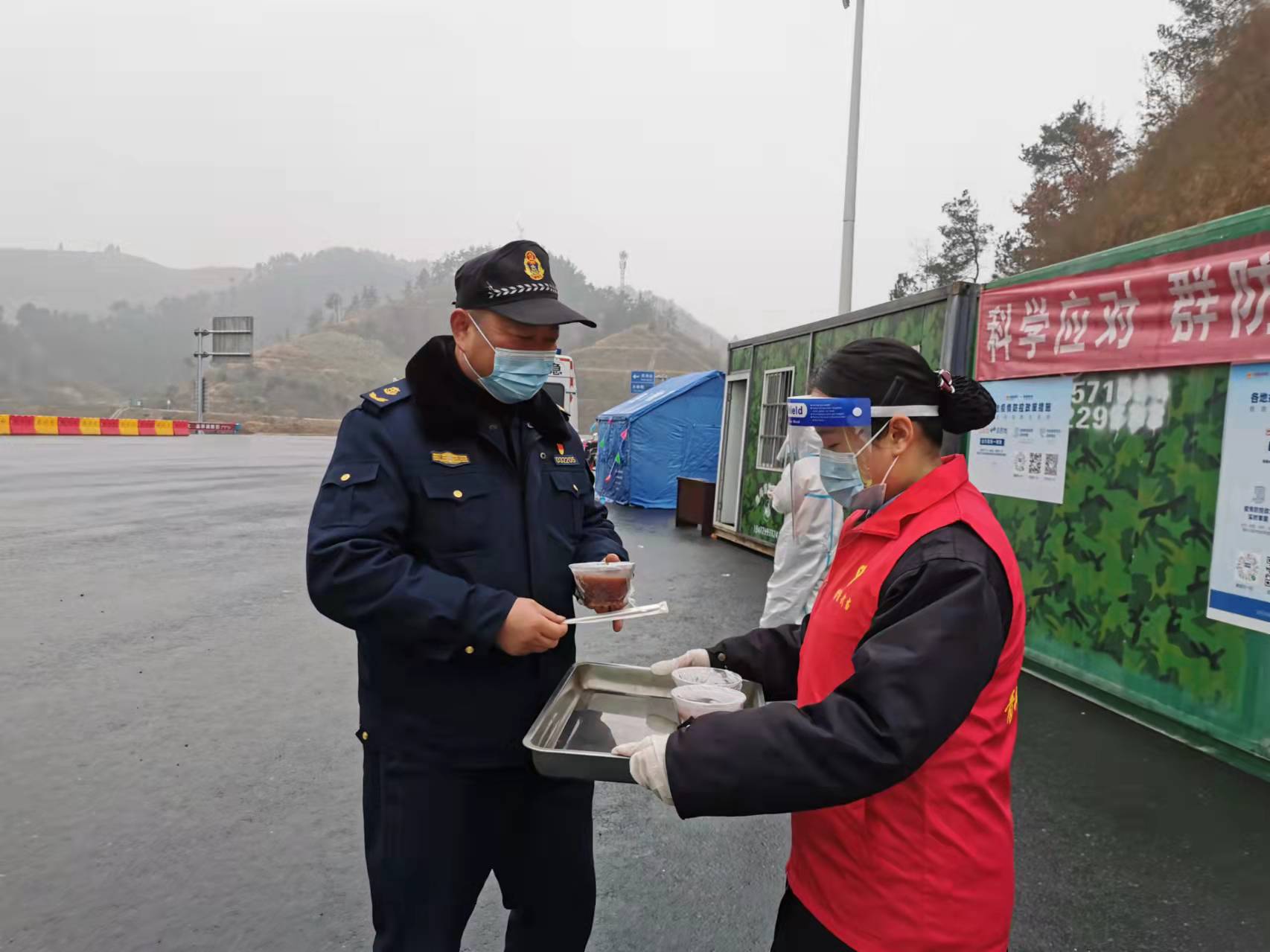 湖北武当山收费站给防疫人员送腊八粥温暖人心