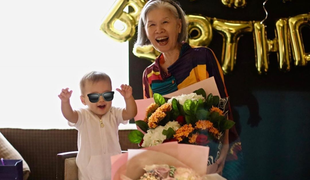 周杰伦晒母子同框，大赞母亲比自己还要潮，71岁周妈妈时尚年轻