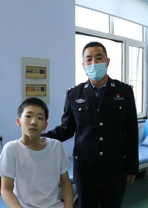 辉南县人民法院走进辉南县特殊教育学校发放“微心愿”物品