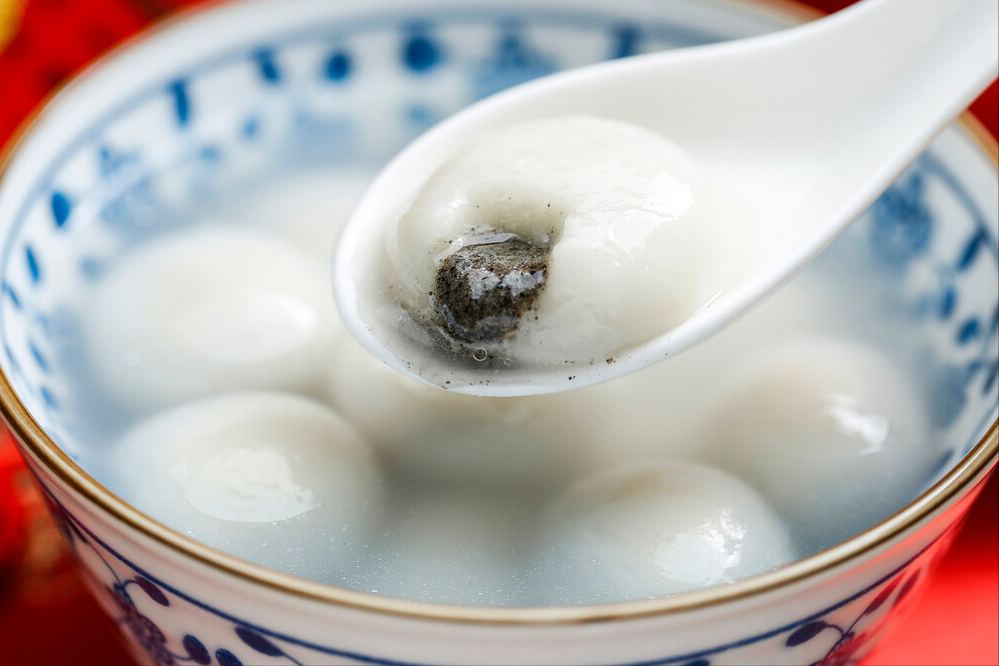 煮汤圆，别再水开就下锅了，记住2个重要步骤，完整好吃不露馅