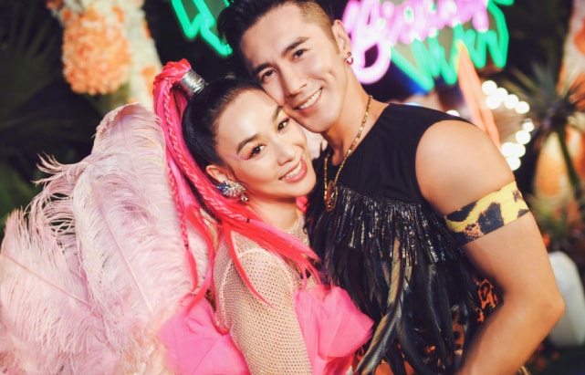 钟丽缇张伦硕带俩女儿冲浪，一家四口久违同框，全是高颜值大长腿