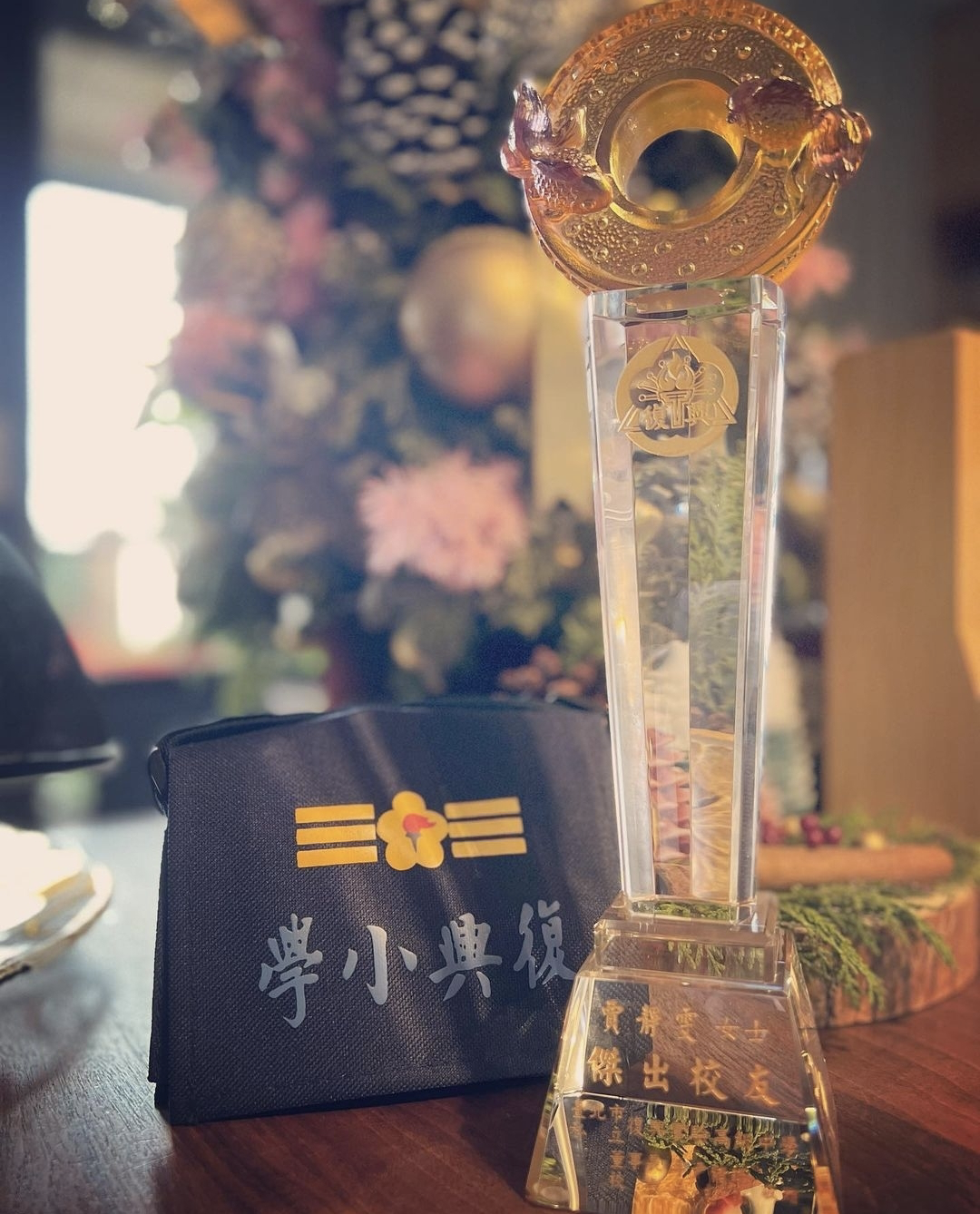 贾静雯荣归母校被评为杰出校友，晒多张童年照，咘咘和妈妈神相似