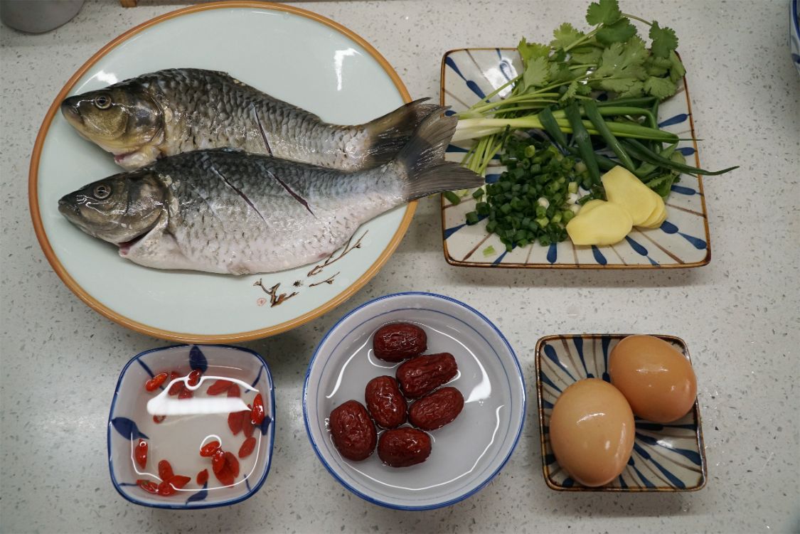 冬天煮鲫鱼汤时，记得多加3样食材，驱寒又营养，味道也更鲜了