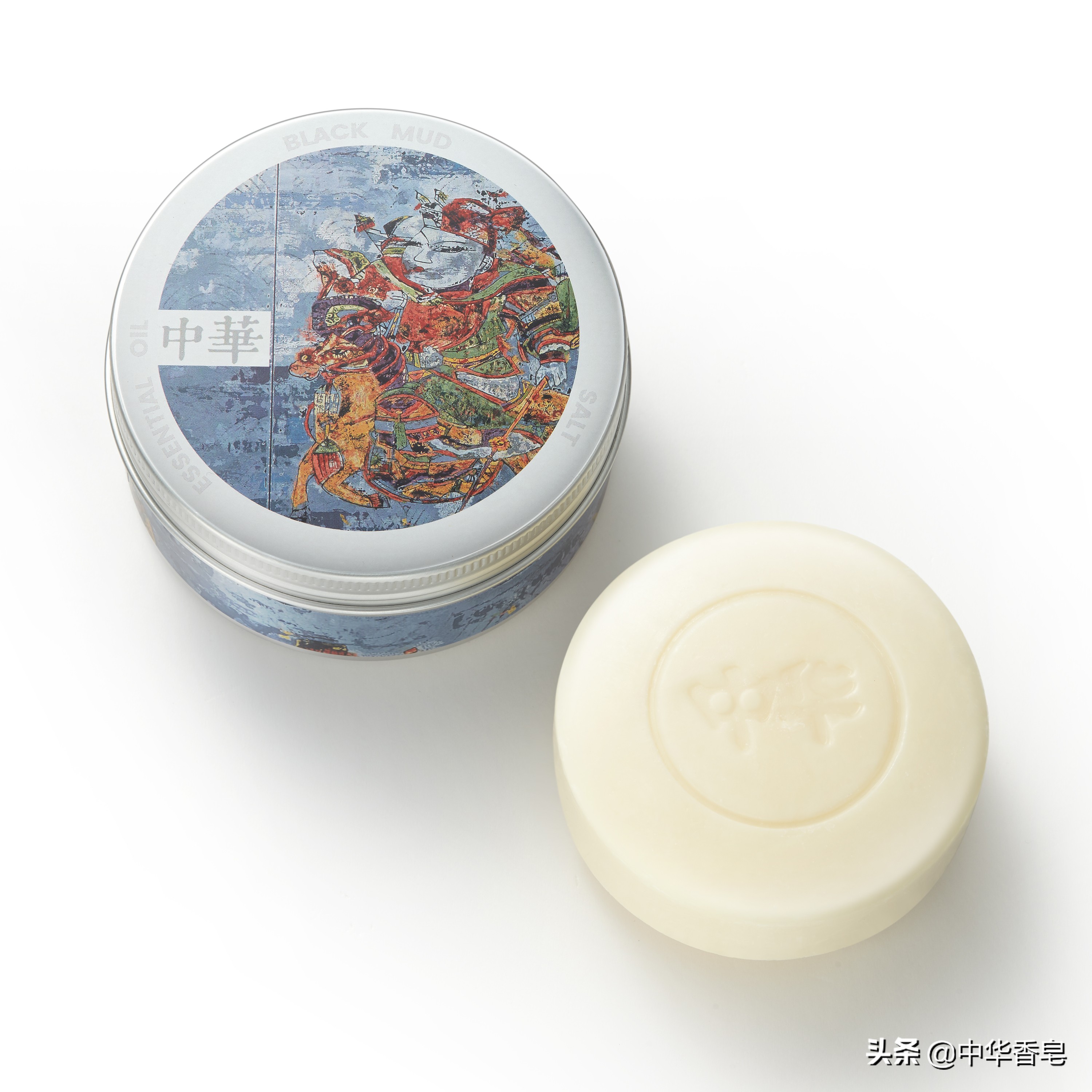 屋内炉火熊熊燃烧着，吃着烤红薯，落雪染影皂让人感到暖意融融