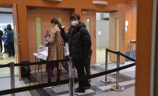 谭咏麟被控睡粉后首次回应，否认照片真实性，并为未及时回应道歉