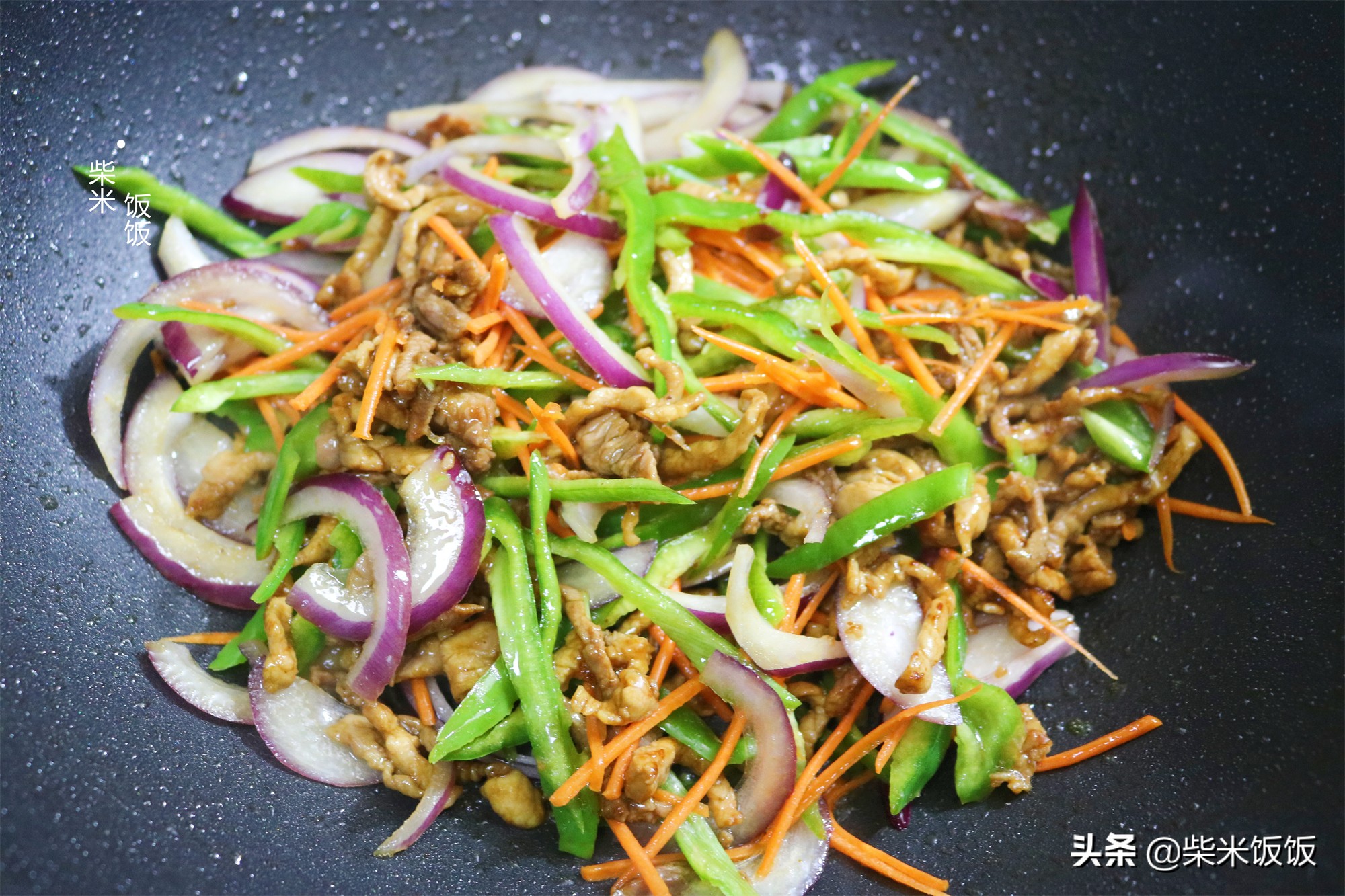 面条筋道，肉丝软嫩，这碗青椒肉丝面太香了，我家常做