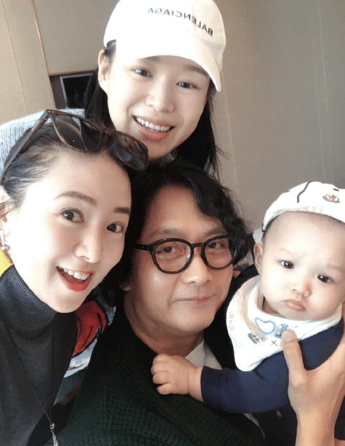 胡杏儿老公晒带娃日常，周末陪儿子游儿童展览，一人抱俩娃超有爱