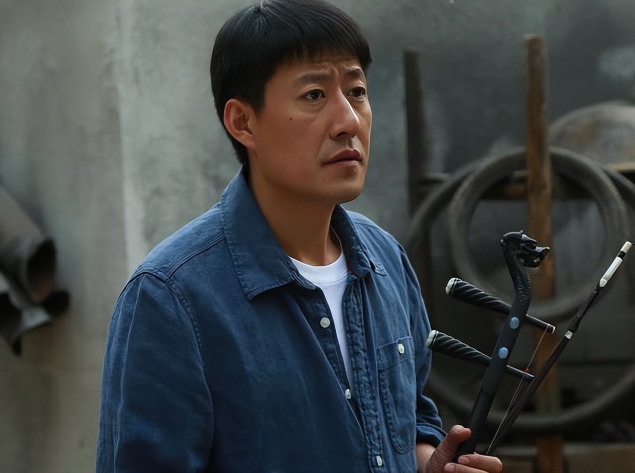 虽然有些影视剧在当时很为火热,但于震演的都是配角,所以也处于一个不