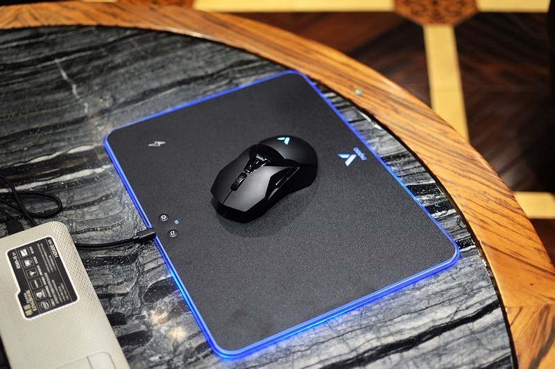 再也不怕没电了 雷柏V10RGB幻彩背光无线充电游戏鼠标硬垫