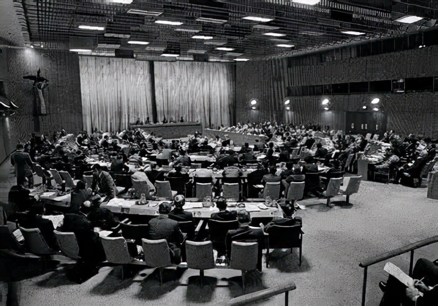 1958年我国定领海宽度为12海里，美国不服，毛主席：过线照打不误
