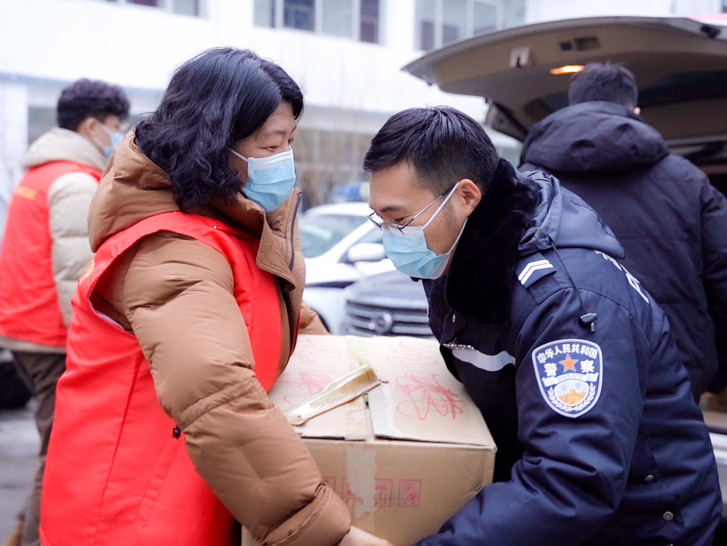 雪寒人暖！化雪天氣，鄭州愛心企業為一線防疫工作人員及時送上取暖物資