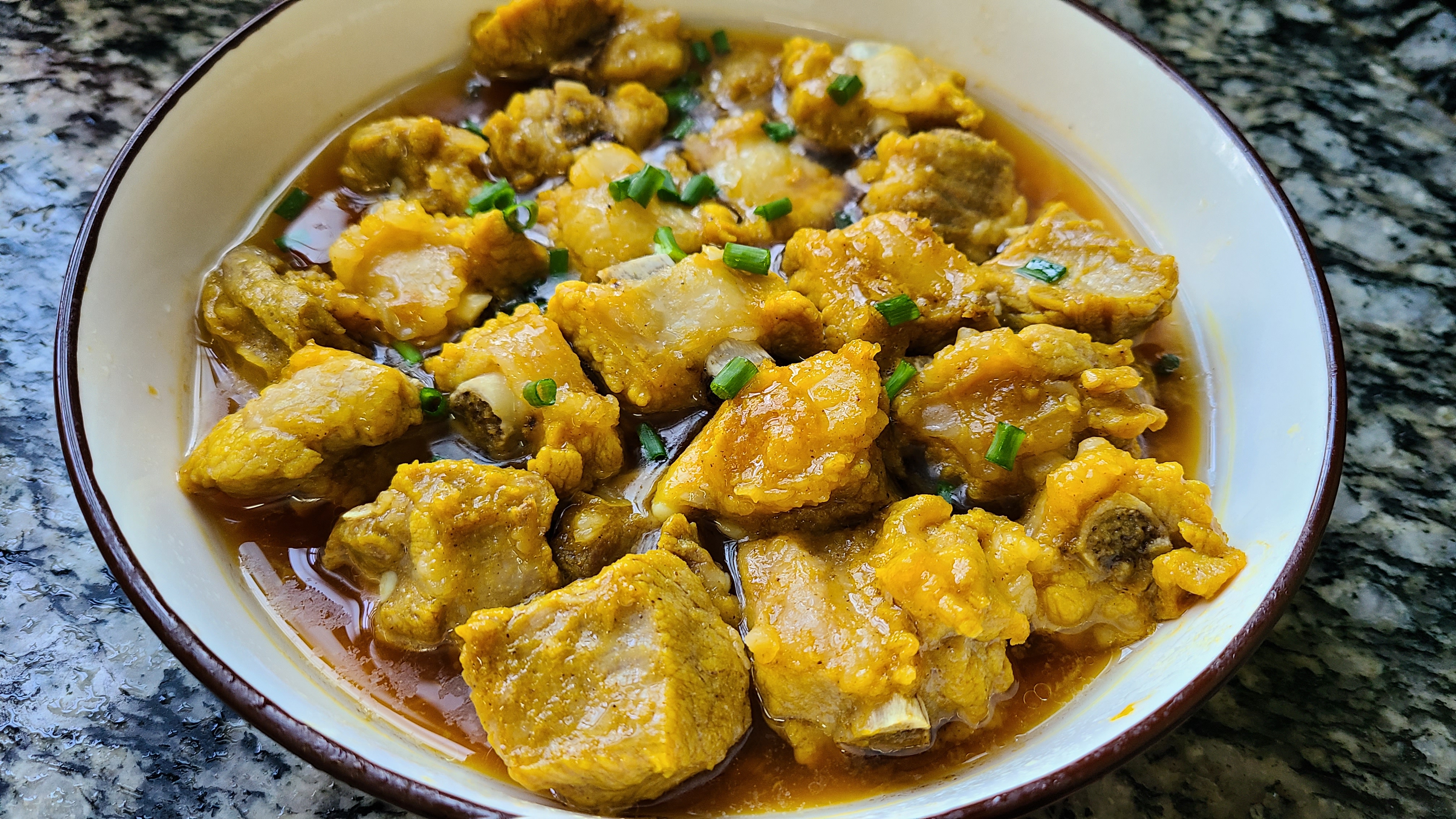 广东老厨师教的排骨做法，香喷喷的一道家常菜，好吃味浓