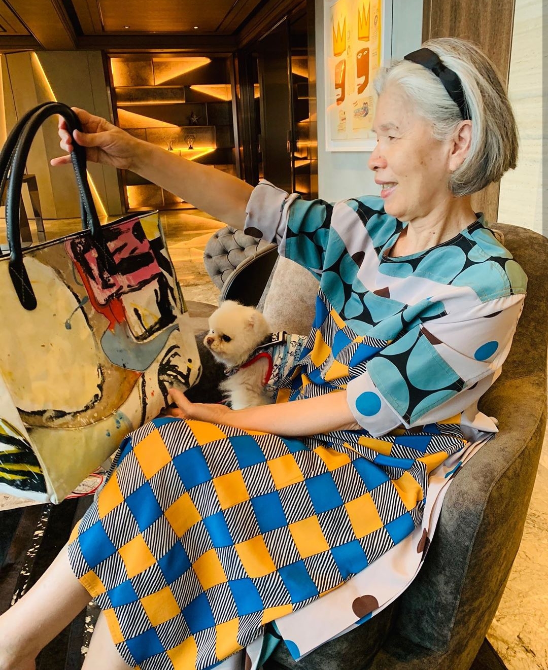 周杰伦晒母子同框，大赞母亲比自己还要潮，71岁周妈妈时尚年轻