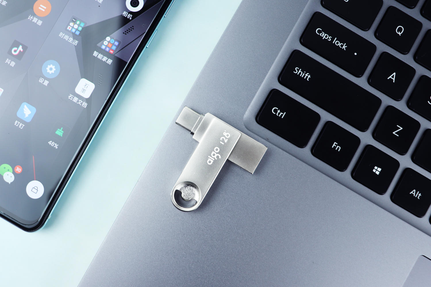 手机空间不够用怎么办？建议试试USB3.2双口手机U盘，直插式扩容