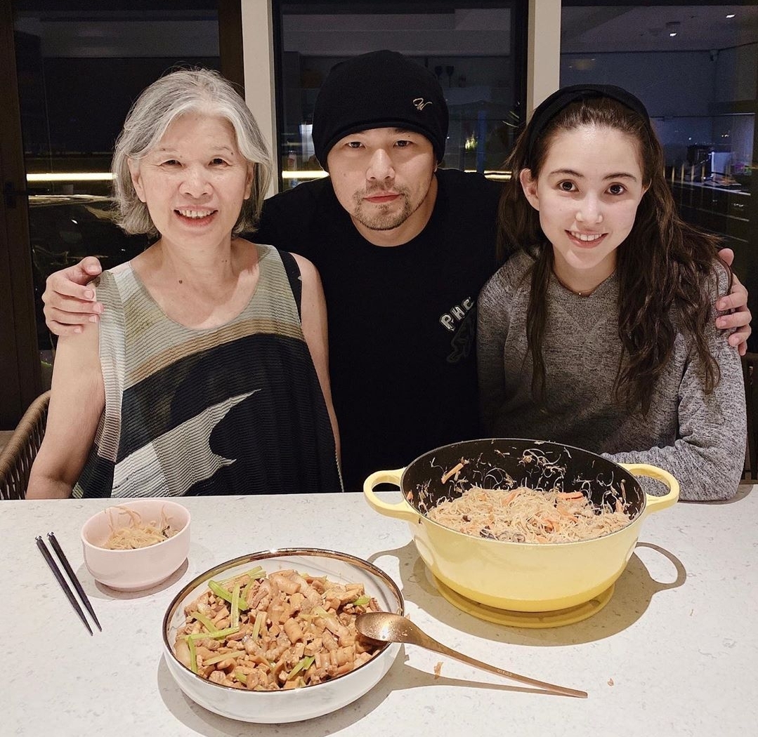 周杰伦晒母子同框，大赞母亲比自己还要潮，71岁周妈妈时尚年轻