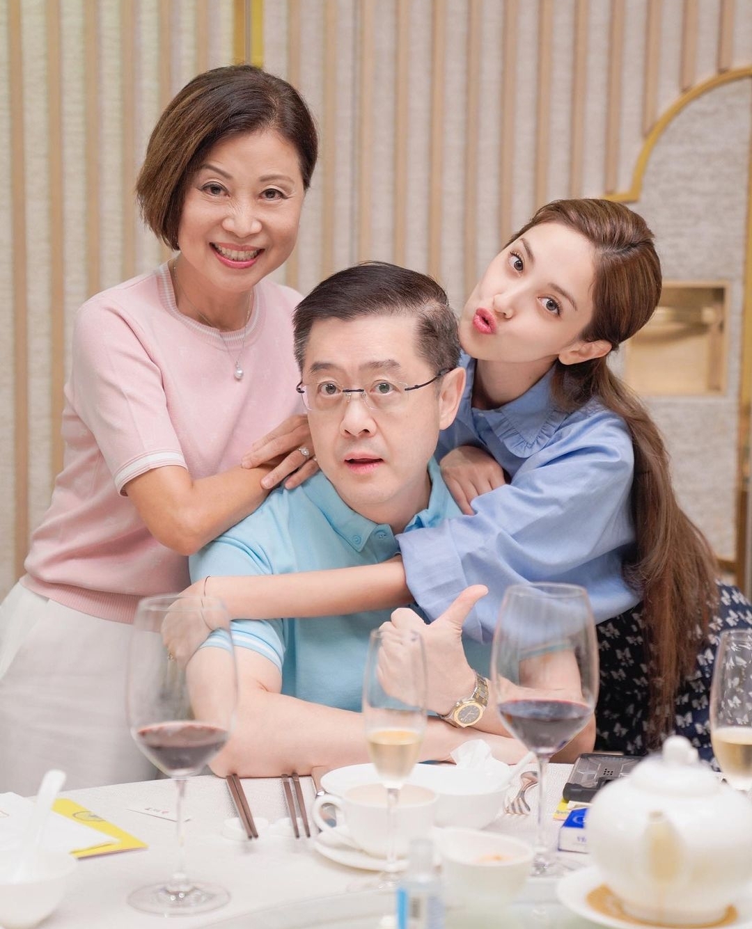郑嘉颖90后娇妻携子拍广告，母子三人温馨互动，兄弟俩颜值颇高