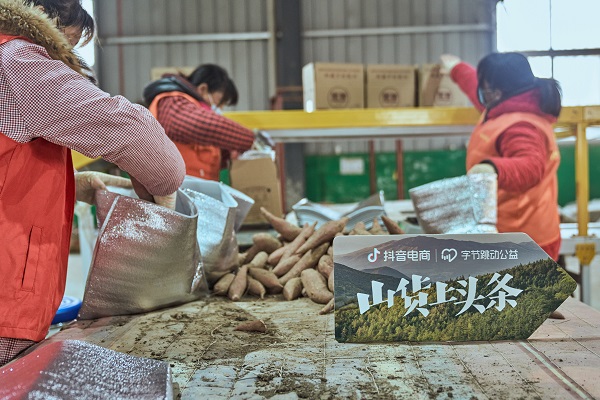“新農(nóng)人”走進(jìn)直播間：90后小伙帶動老鄉(xiāng)賣蜂蜜致富