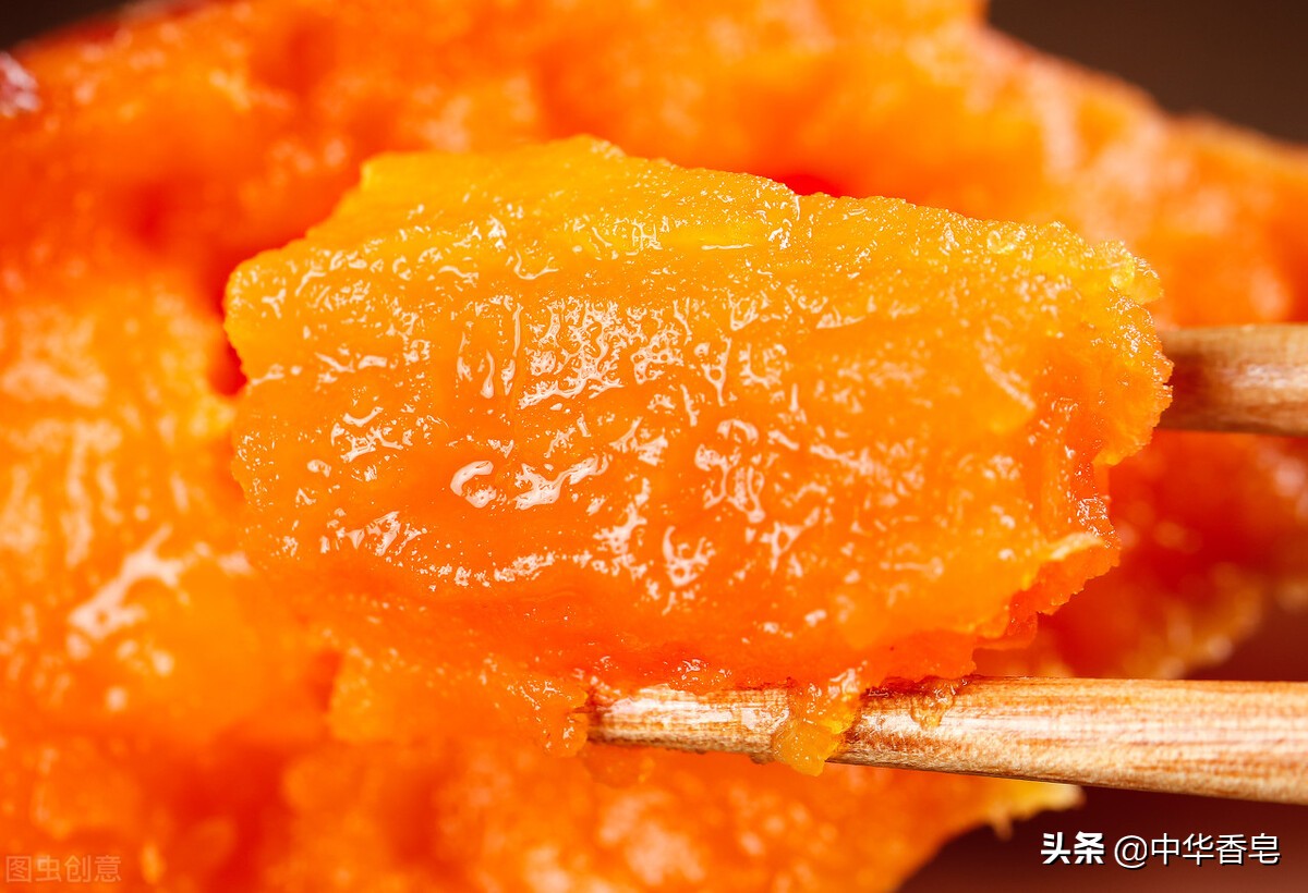 屋内炉火熊熊燃烧着，吃着烤红薯，落雪染影皂让人感到暖意融融