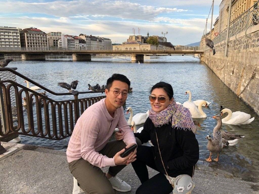 安以轩陪儿女过圣诞，二胎已学会走路，错失汪小菲嫁真富豪很幸福