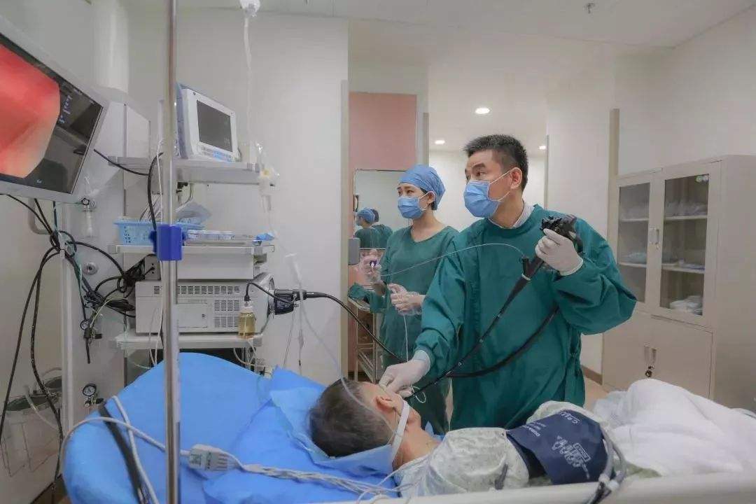 大便“前头干硬，后边软稠”，意味着啥？3种原因你可能没注意到