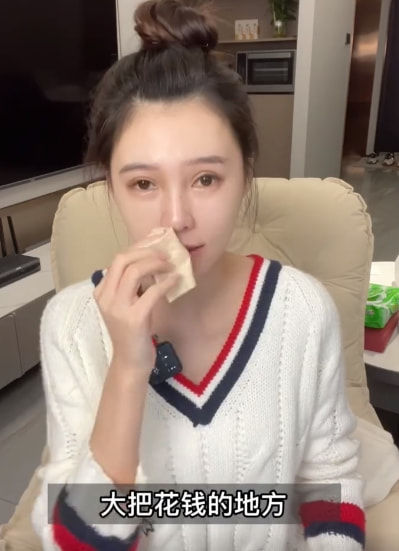 女網(wǎng)紅曬整容前后對(duì)比照，直言整容太多臉部松弛老10歲，后悔痛哭