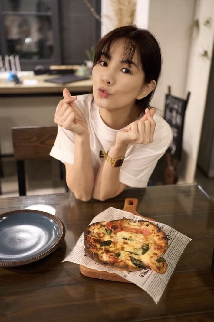 Ella带家人和员工度假，与劲宝DIY披萨，母子欢乐同框画风有爱