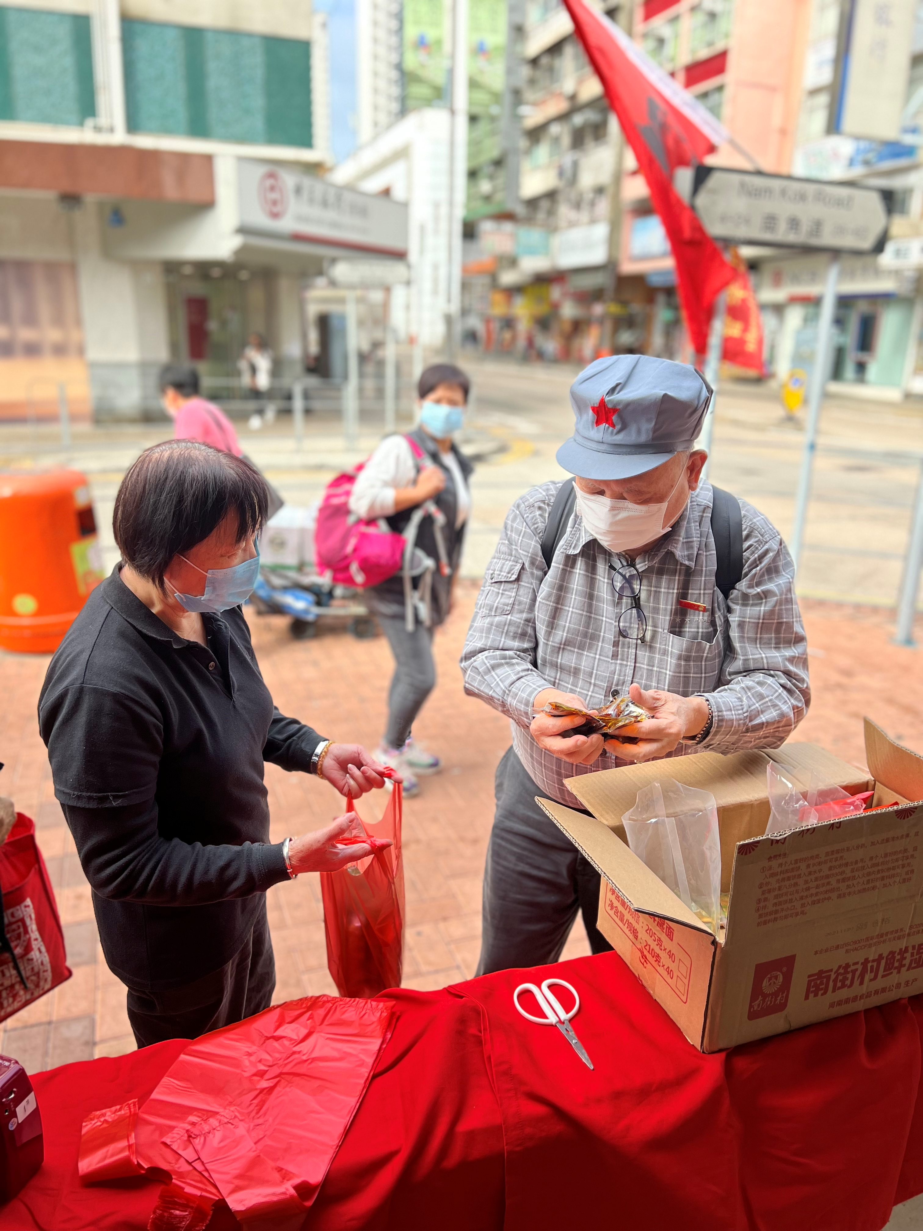 永远坚持那一抹红色！林敏捷老人多年来自掏腰包在香港宣传毛主席