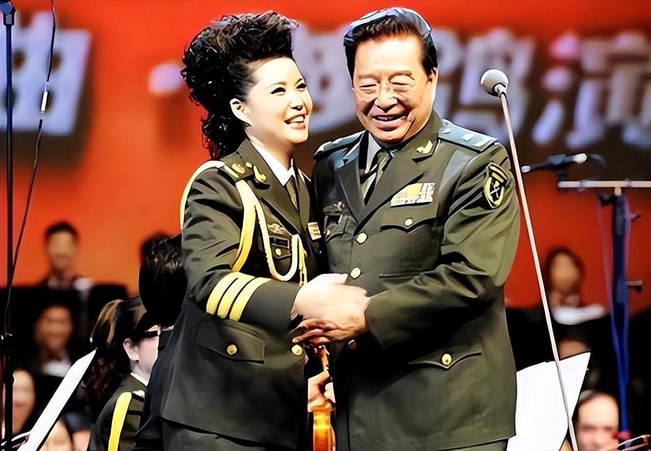 但就是这样一个艺术家,李双江的思想却极其的不正常,就拿他与他现在的