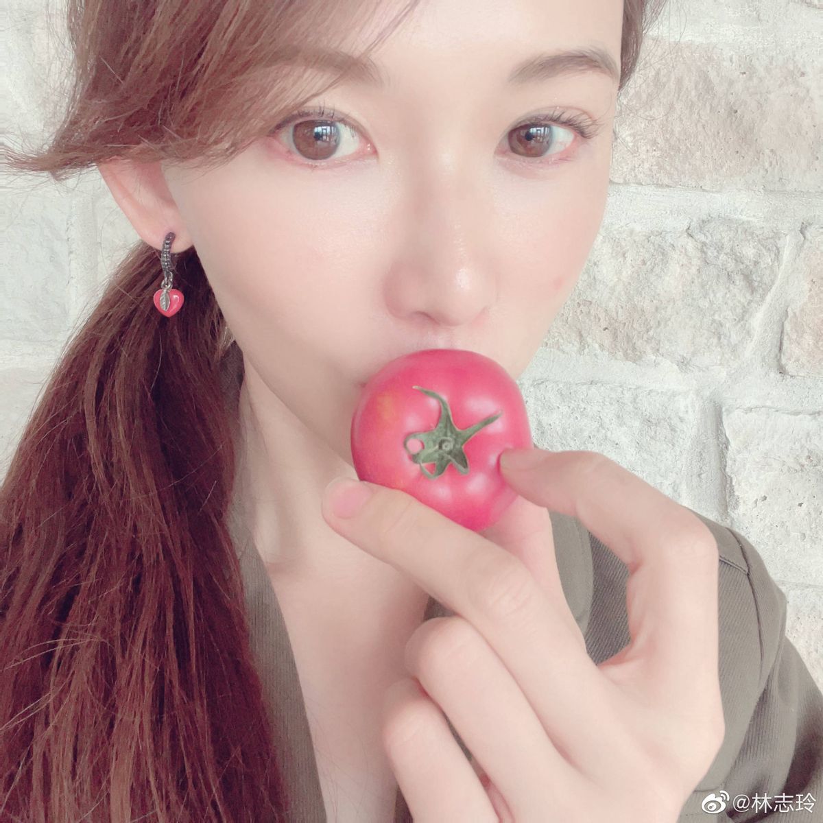 林志玲晒自拍庆47岁生日，身边不见老公，配文被调侃要做妈妈了？