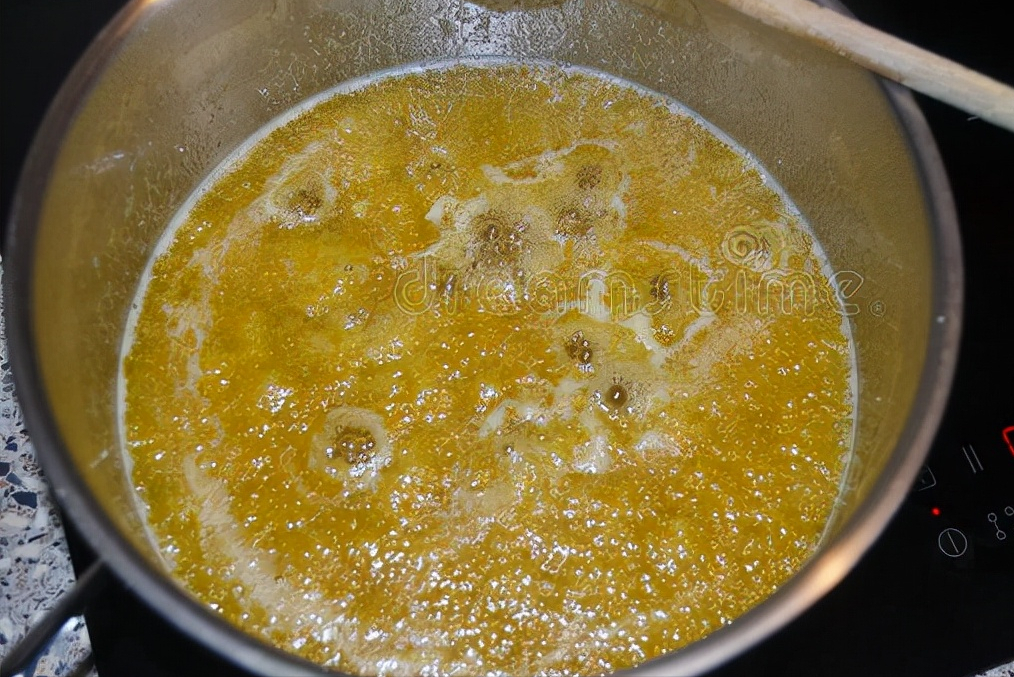 4个柠檬，4个鸡蛋，就能自制柠檬酱，酸甜细腻，抹面包太安逸了