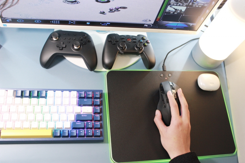 酷炫外设新选择—雷柏V10RGB幻彩背光无线充电游戏鼠标套装