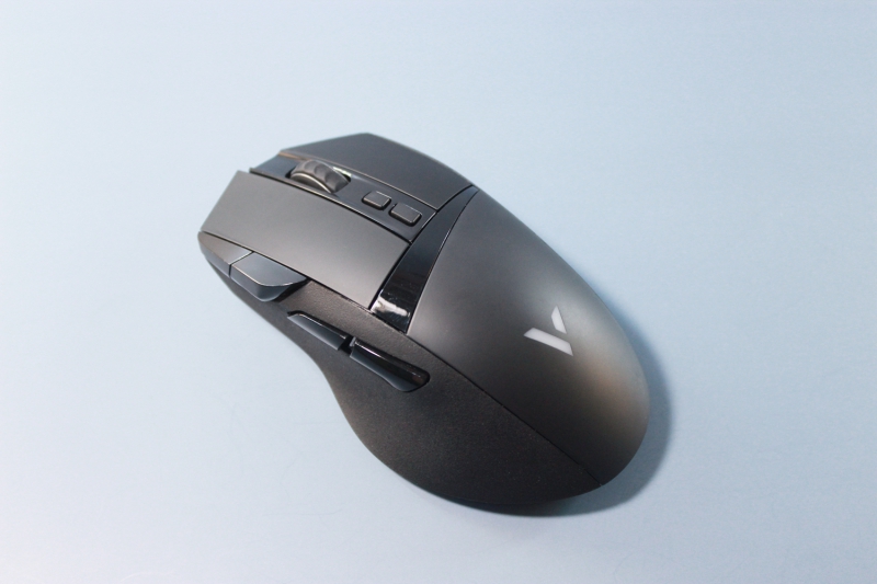 酷炫外设新选择—雷柏V10RGB幻彩背光无线充电游戏鼠标套装