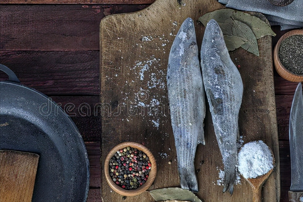 解冻鱼不要直接用水泡，饭店大厨教我3招，解冻后跟活鱼一样新鲜