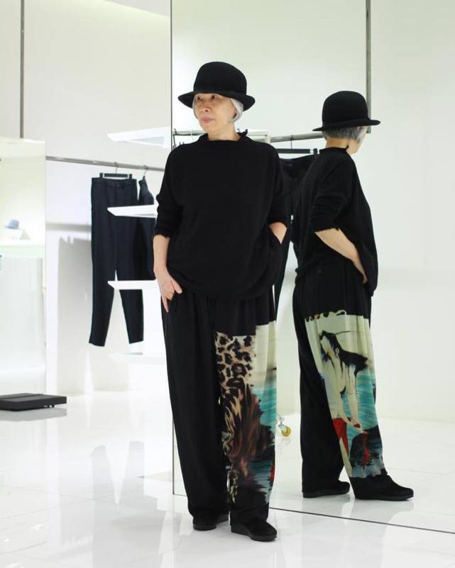 周杰伦晒母子同框，大赞母亲比自己还要潮，71岁周妈妈时尚年轻