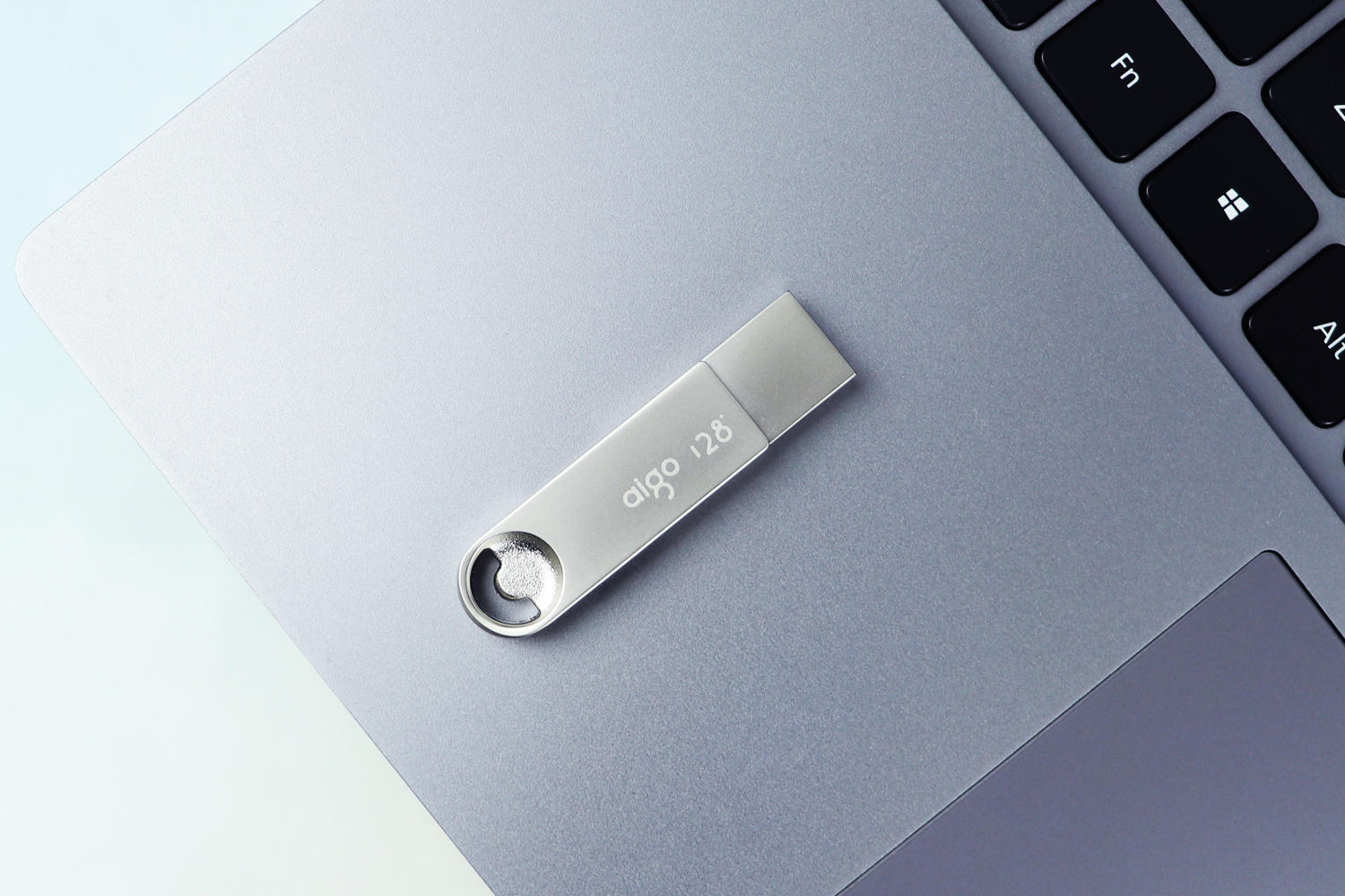 手机空间不够用怎么办？建议试试USB3.2双口手机U盘，直插式扩容