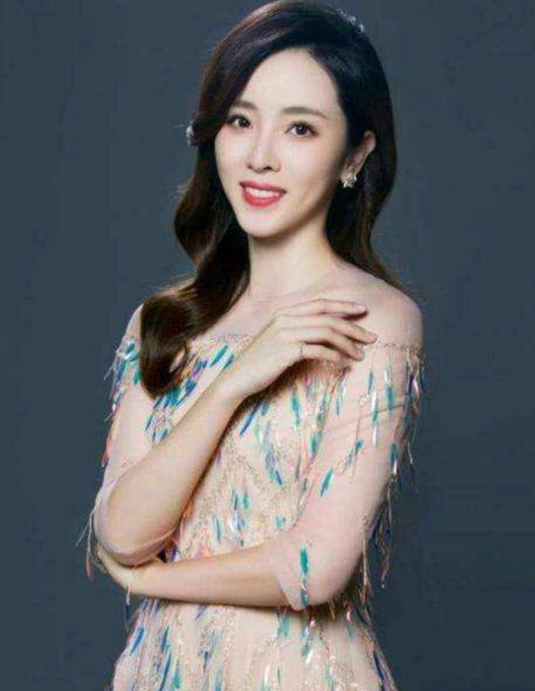 央视主持人李思思晒私下照，坐c位瓜子脸好美，张韶涵筷子腿抢镜