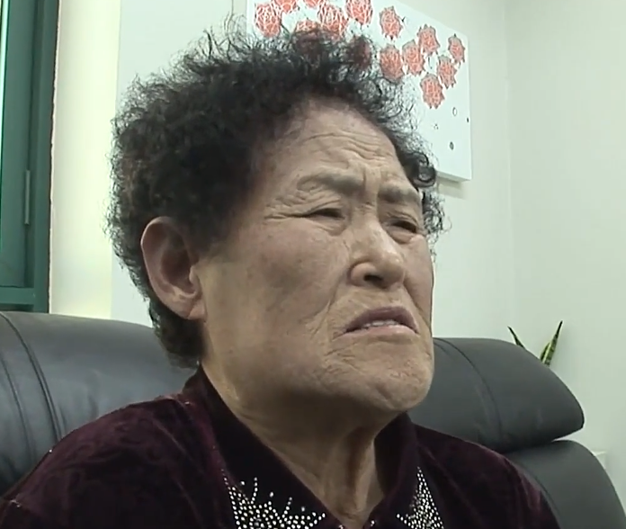 大妈为了能够吃肉，每天都要喝洗洁精解腻，已连续喝了几十年
